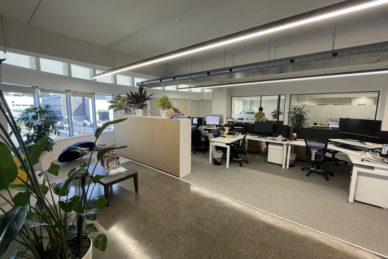 Modern & Professional | 5 Carparks - Altro