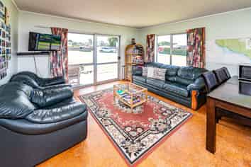 15 Nukumaru Parade, Waiinu Beach