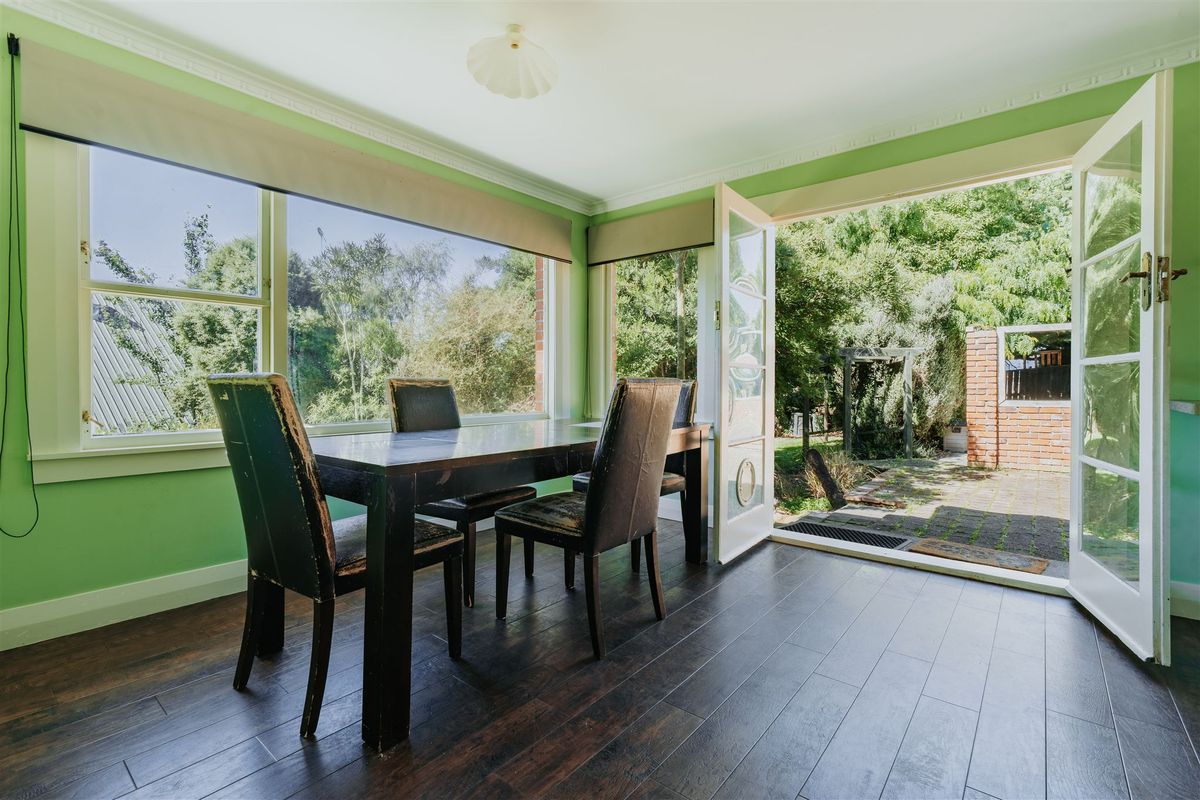 Stunning 1920's Brick Character Home - Mehr