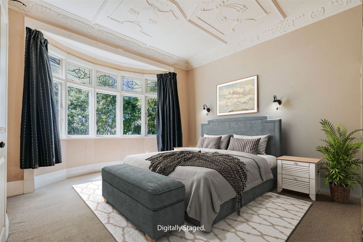 Stunning 1920's Brick Character Home - Ansicht 3