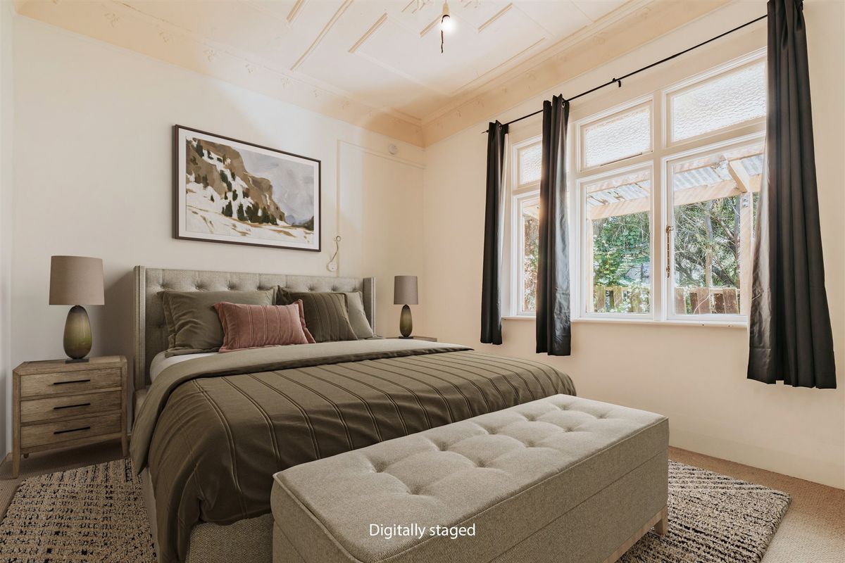 Stunning 1920's Brick Character Home - Ansicht 5