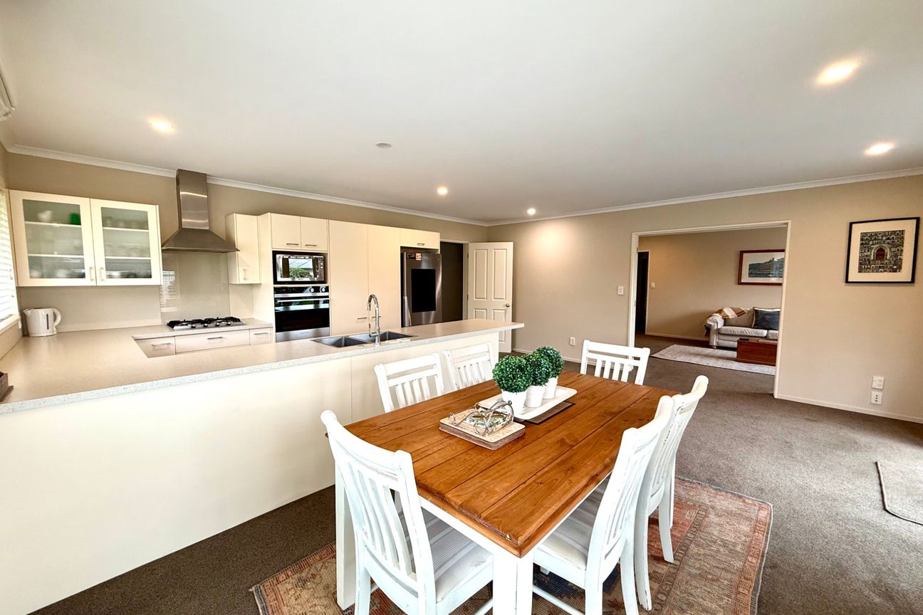 FULLY FURNISHED MODERN FAMILY HOME IN PRIME SUBDIVISION! - Fler