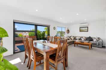 1/4 Ceramco Place, Torbay