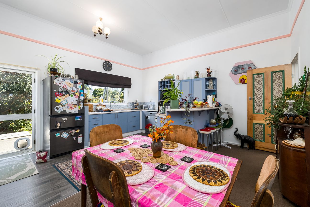 Family Space on a Fenced Half-Acre - Widok 5
