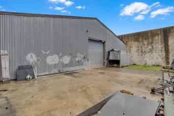 Freehold – Holding Income or Vacant Possession