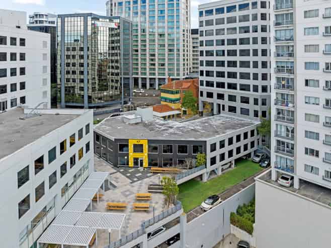 UNDERDEVELOPED OFFICE WITH EXPANSION POTENTIAL
