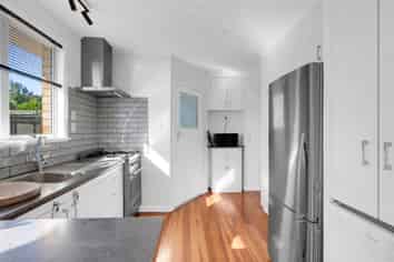 77 Houchens Road, Glenview