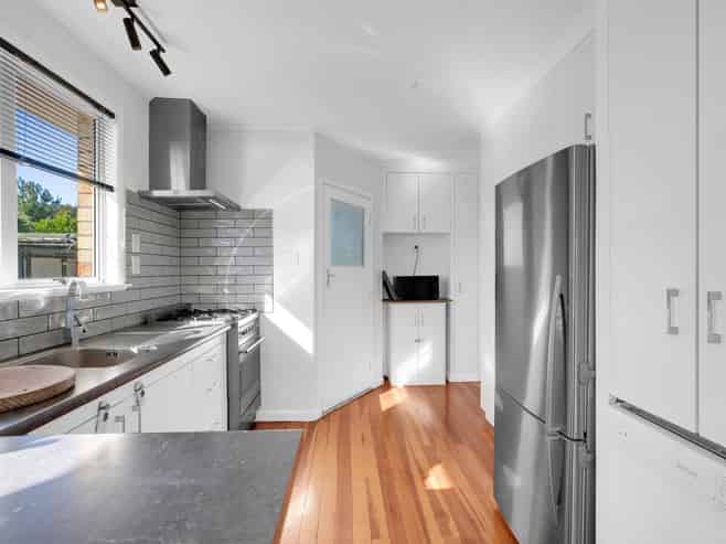 77 Houchens Road, Glenview