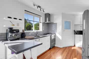 77 Houchens Road, Glenview