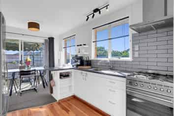 77 Houchens Road, Glenview