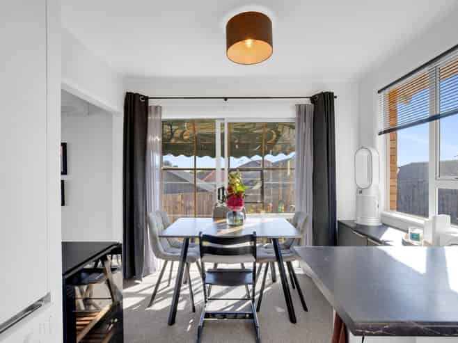 77 Houchens Road, Glenview