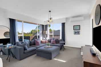 77 Houchens Road, Glenview