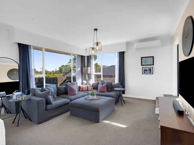 77 Houchens Road, Glenview