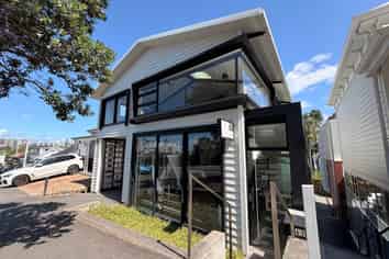 PREMIUM COLLEGE HILL STUDIO / OFFICE
