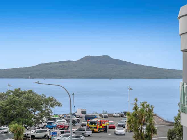1B/5 The Promenade, Takapuna