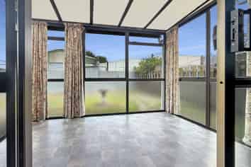 810 Queen Street West, Saint Leonards