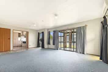 810 Queen Street West, Saint Leonards