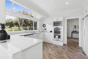 31 Kiriwai Road, Paremata