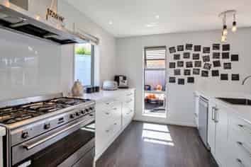 28 Champagne Avenue, Yaldhurst