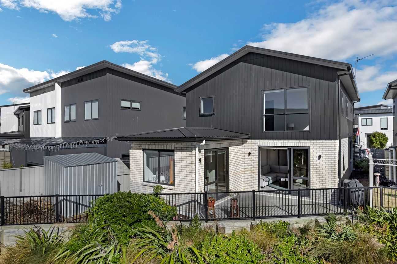 Near New Fletcher Home – Owners Say Sell - Aanzicht 3