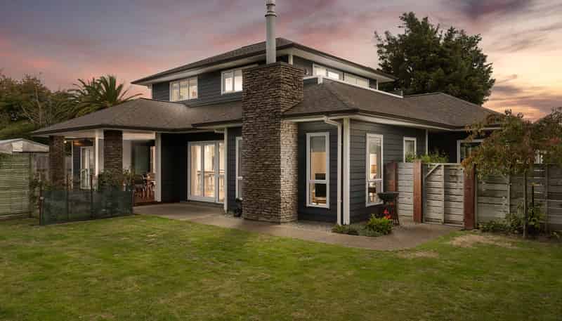 2 Dixon Street, Carterton