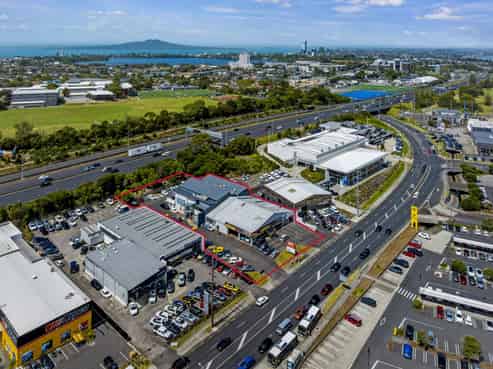 Multi-tenanted, government anchor investment