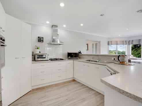 9 Aloma Way, Glenview