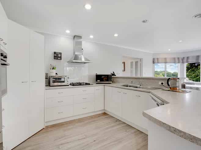 9 Aloma Way, Glenview