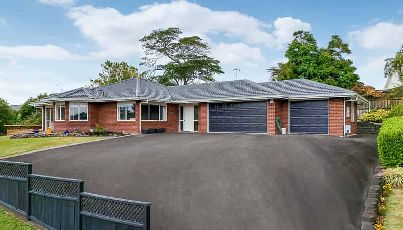 9 Aloma Way, Glenview
