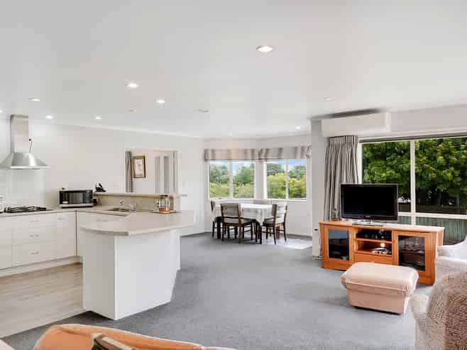 9 Aloma Way, Glenview