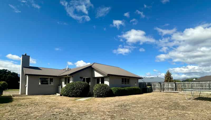 17 Ash Avenue, Albert Town