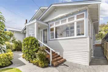 11 Firth Terrace, Karori