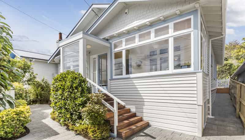 11 Firth Terrace, Karori