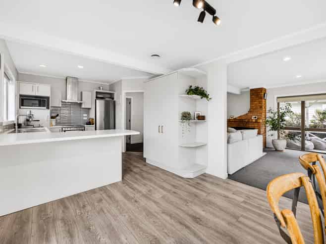 53 Cambridge Road, Riverhead