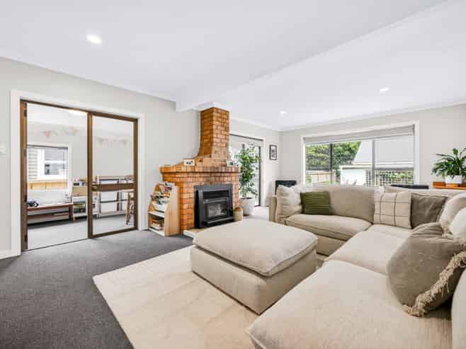 53 Cambridge Road, Riverhead