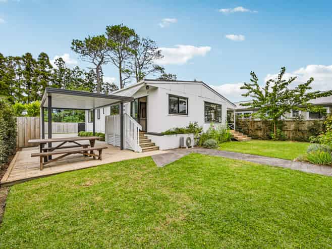 53 Cambridge Road, Riverhead