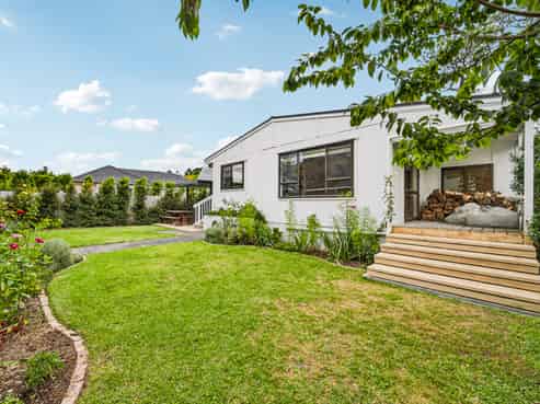 53 Cambridge Road, Riverhead