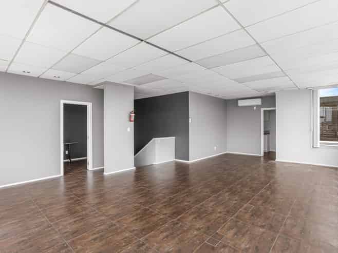 Versatile office/warehouse on William Pickering