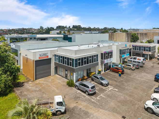 Versatile office/warehouse on William Pickering