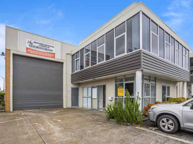 Versatile office/warehouse on William Pickering