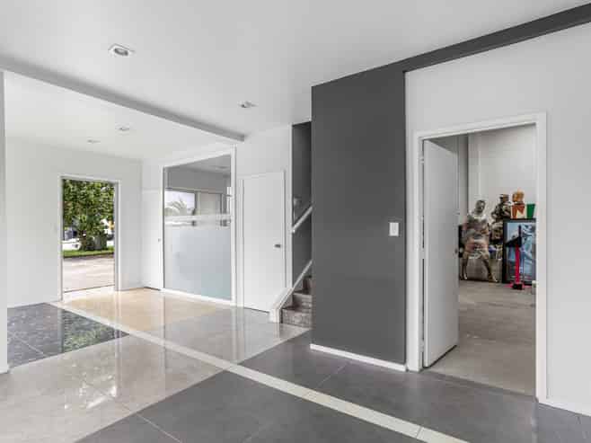 Versatile office/warehouse on William Pickering