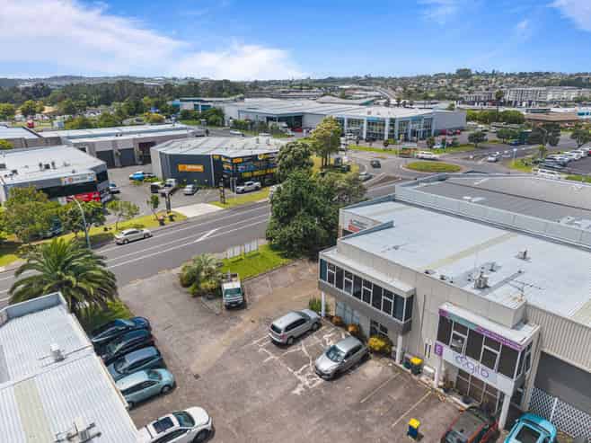 Versatile office/warehouse on William Pickering