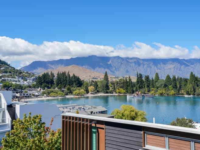 2/10 Lake Street, Queenstown Hill