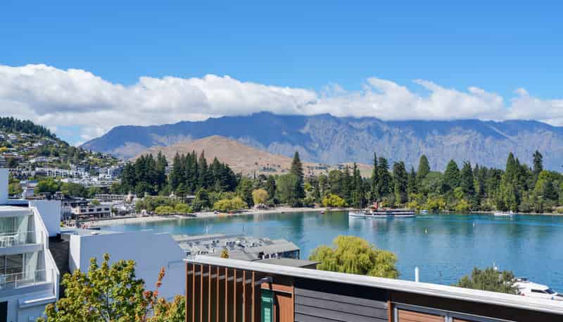 2/10 Lake Street, Queenstown Hill