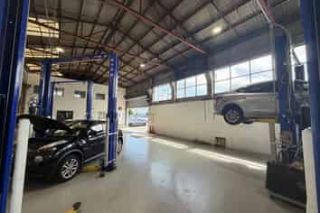 Functional warehouse near SH1