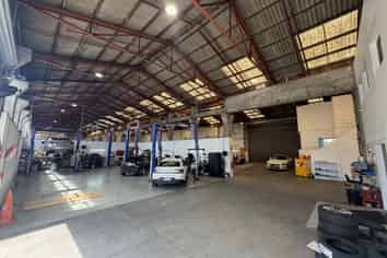 Functional warehouse near SH1