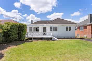74 Oakdale Rd, Hillsborough