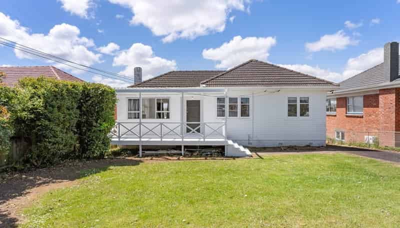 74 Oakdale Rd, Hillsborough