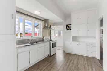 74 Oakdale Rd, Hillsborough