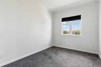 74 Oakdale Rd, Hillsborough